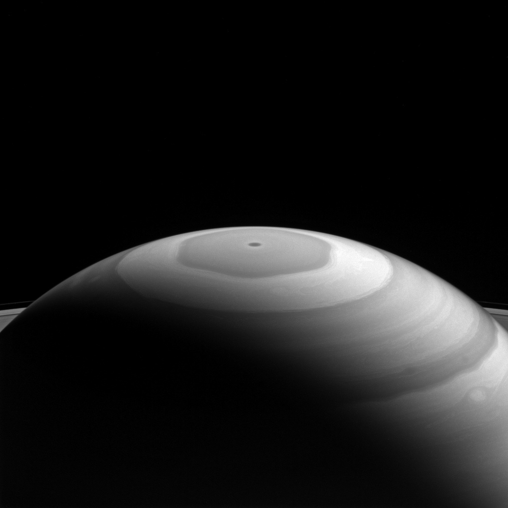 Estranho hexágono em Saturno brilha na Espetacular foto da NASA